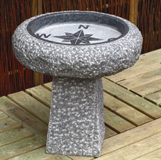 Fuglebad kompas på sokkel  Ø50 cm, mørkegrå granit. 